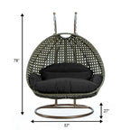 LeisureMod hängender Doppelsitz-Eierstuhl mit Gestell – Outdoor-/Indoor-Hängesessel aus Rattan-Geflecht für Terrasse, Schaukel und Hängeliege mit Polstern