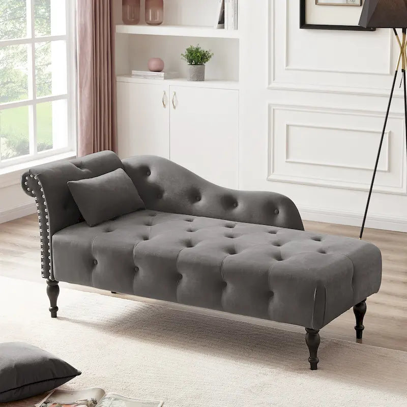 Chaise longue moderna da 60,6" in velluto con bottoni trapuntati, gambe in legno massello e borchie decorative