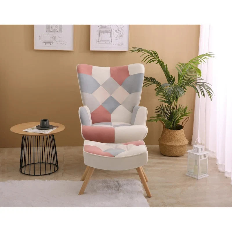 Akzentstuhl mit Hocker, Sitzgruppe aus Wohnzimmersessel und Hocker, bequemer Sessel mit Armlehnen für das Schlafzimmer, kreative Stoffoberfläche mit Patchwork-Design
