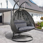 LeisureMod hängender Doppelsitz-Eierstuhl mit Gestell – Outdoor-/Indoor-Hängesessel aus Rattan-Geflecht für Terrasse, Schaukel und Hängeliege mit Polstern