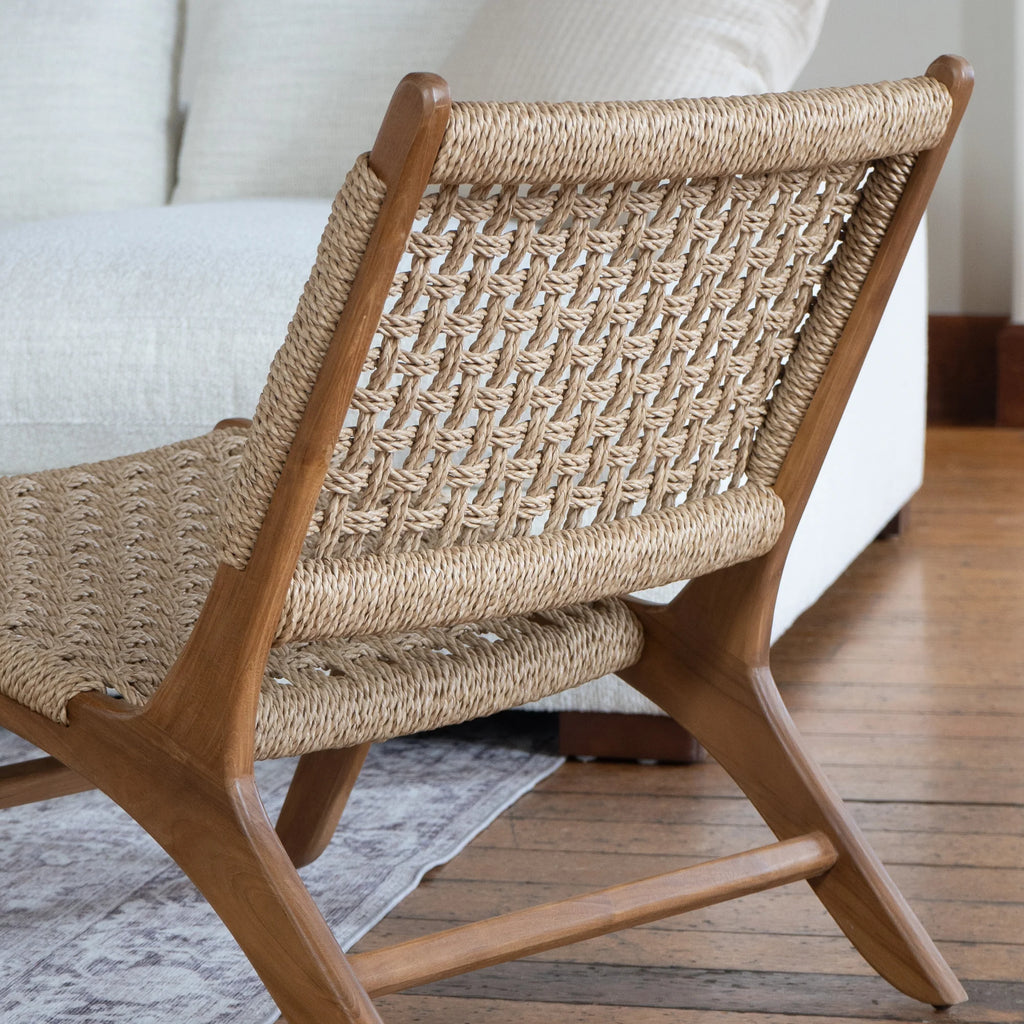 Rustikaler Loungesessel aus Teakholz mit Flechtwerk – Outdoor
