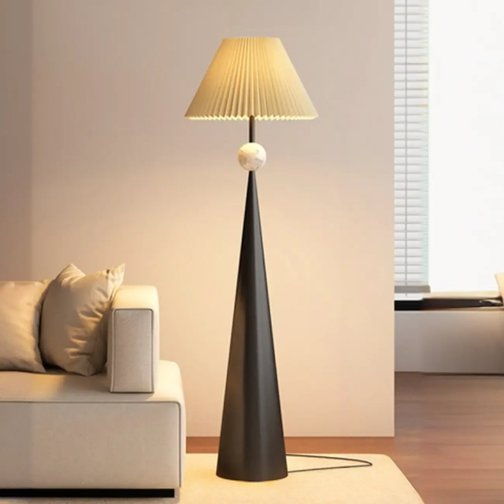 Moderne konisch zulaufende Metall-Stehlampe mit Stoffschirm