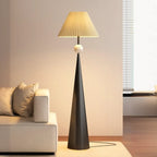 Moderne konisch zulaufende Metall-Stehlampe mit Stoffschirm
