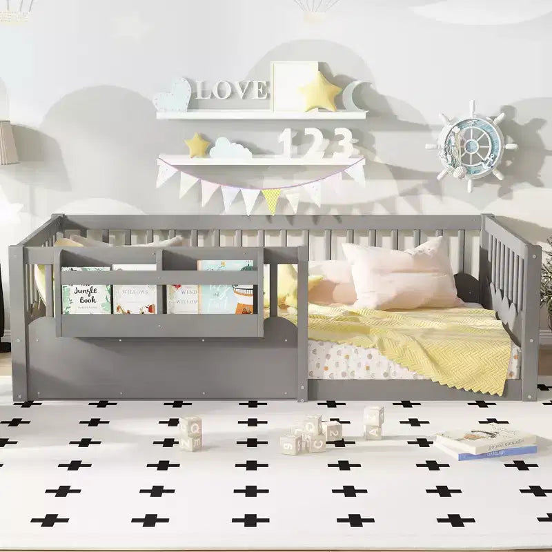 Letto a terra per bambini Bellemave con sponda rialzata e libreria, struttura in legno per letto singolo Montessori per bambine e bambini