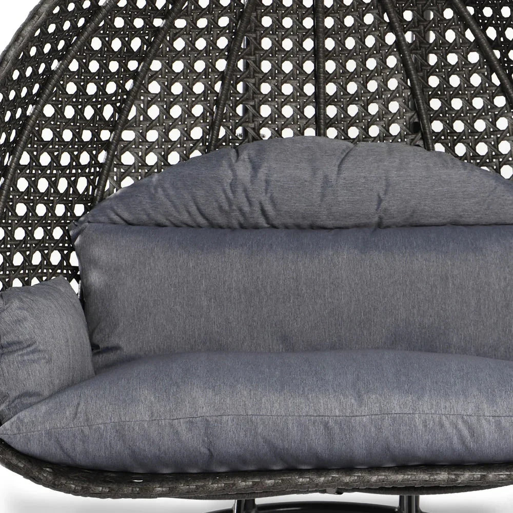 LeisureMod hängender Doppelsitz-Eierstuhl mit Gestell – Outdoor-/Indoor-Hängesessel aus Rattan-Geflecht für Terrasse, Schaukel und Hängeliege mit Polstern