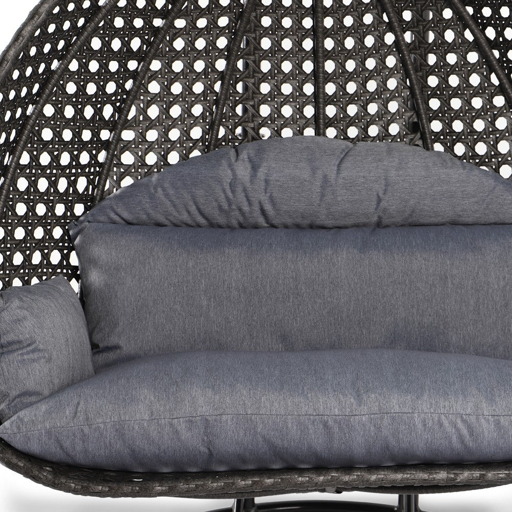 LeisureMod hängender Doppelsitz-Eierstuhl mit Gestell – Outdoor-/Indoor-Hängesessel aus Rattan-Geflecht für Terrasse, Schaukel und Hängeliege mit Polstern