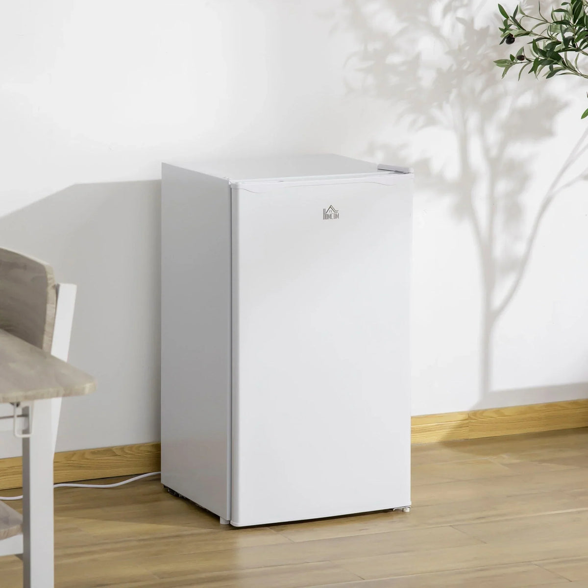 3,2-Kubikfuß-Minibar mit Gefrierfach, kompakter Kühlschrank mit einer Tür und verstellbarem Thermostat für das Schlafzimmer