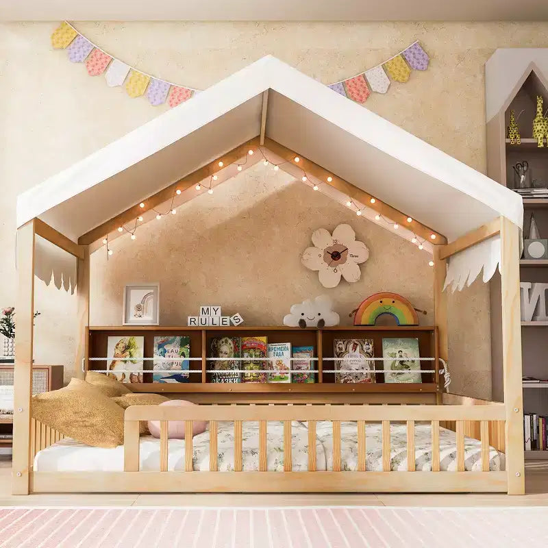 Whisen Struttura letto da terra in legno a una piazza e mezza, divano letto a forma di casetta con recinzione, 3 librerie contenitore, tenda