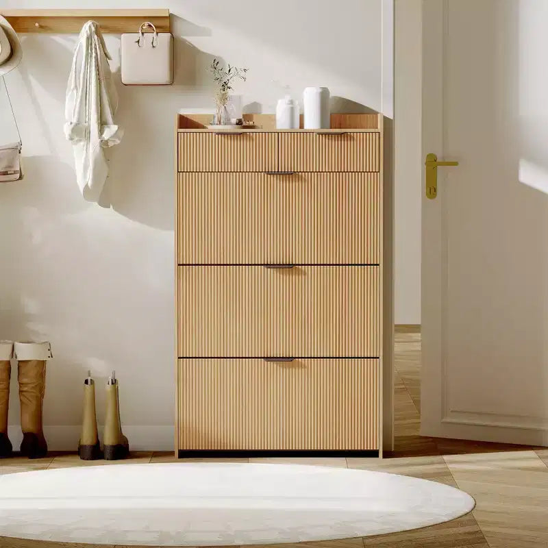 Moderne witte schoenenkast met 3 klepdeuren, 2 kleine laden en haak, smalle schoenenkast met geribbelde voorkant voor de hal