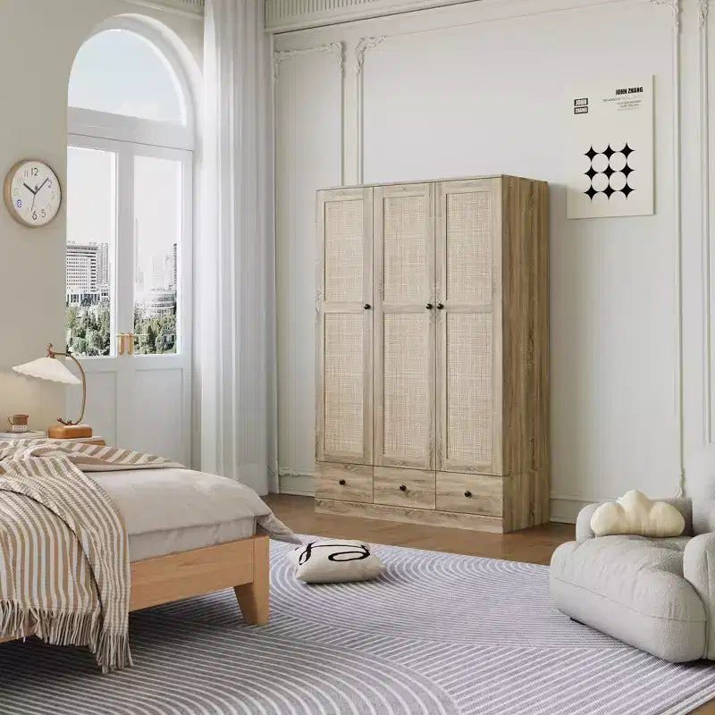 Famapy Rattan-Kleiderschrank mit 3 Schubladen, Schrank mit 3 atmungsaktiven Rattantüren, hoher Stauraumschrank im Landhausstil für das Schlafzimmer