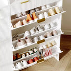 Moderne witte schoenenkast met 3 klepdeuren, 2 kleine laden en haak, smalle schoenenkast met geribbelde voorkant voor de hal