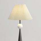 Moderne konisch zulaufende Metall-Stehlampe mit Stoffschirm