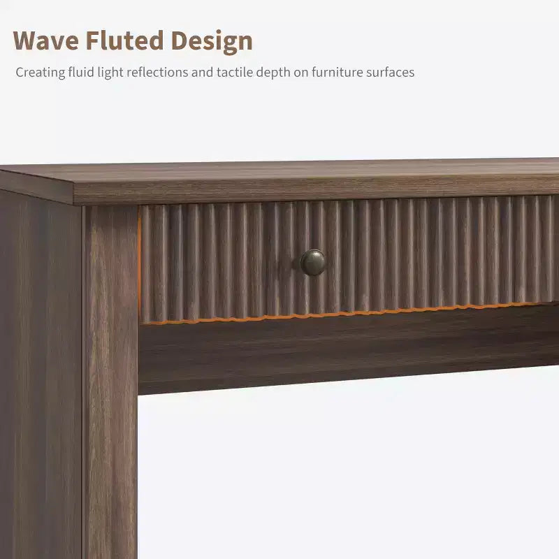 Scrivania da ufficio domestico Fluted con spazio contenitore, scrivania direzionale moderna da 54 pollici con stazione di ricarica, scrivania in legno per computer e scrittura con cassetti portadocumenti per lo studio