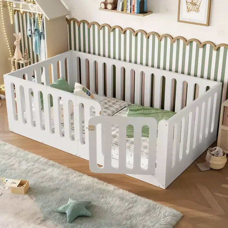 Letto Montessori singolo bianco da pavimento con sponde a recinzione e porta - legno massello, 1 bambino