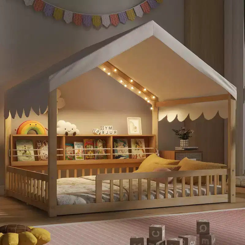 Whisen Struttura letto da terra in legno a una piazza e mezza, divano letto a forma di casetta con recinzione, 3 librerie contenitore, tenda
