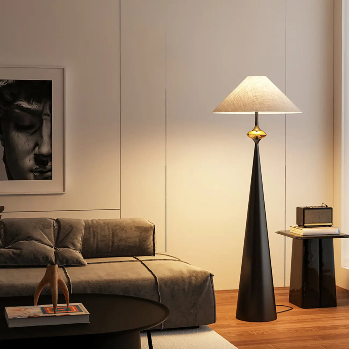 Moderne konisch zulaufende Metall-Stehlampe mit Stoffschirm