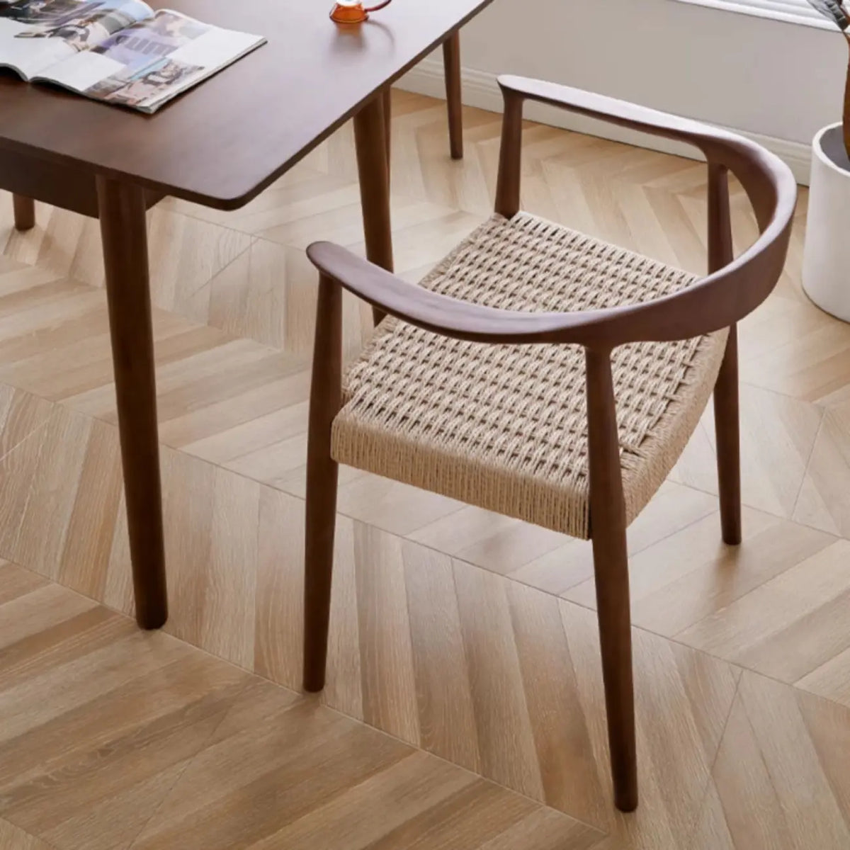 Scandinavische eetkamerstoel met gebogen houten armleuningen en geweven zitting