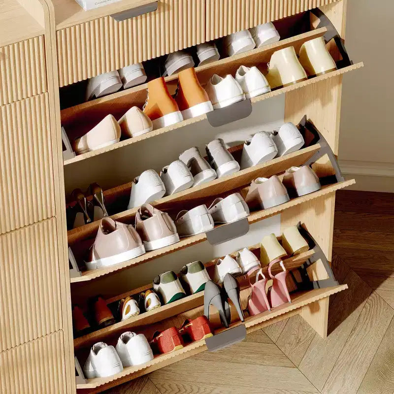 Moderne witte schoenenkast met 3 klepdeuren, 2 kleine laden en haak, smalle schoenenkast met geribbelde voorkant voor de hal