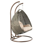 LeisureMod hängender Doppelsitz-Eierstuhl mit Gestell – Outdoor-/Indoor-Hängesessel aus Rattan-Geflecht für Terrasse, Schaukel und Hängeliege mit Polstern