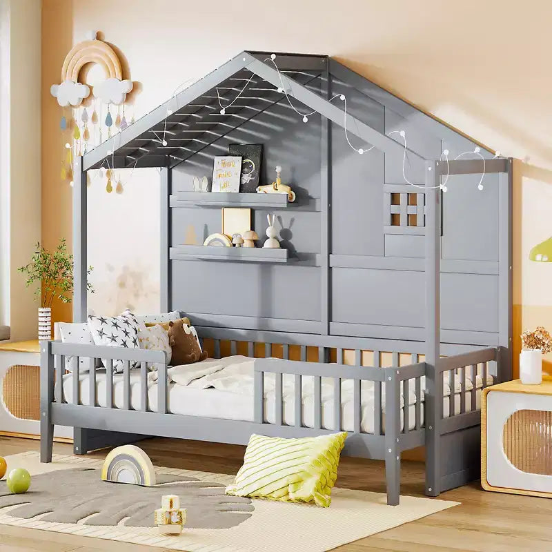 Sodda ta’ daqs Twin f’forma ta’ dar bi xkafef u railings tal-ħażna, qafas tas-sodda Montessori tal-injam għat-tfal b’tieqa u strixxa tad-dawl li tiddi