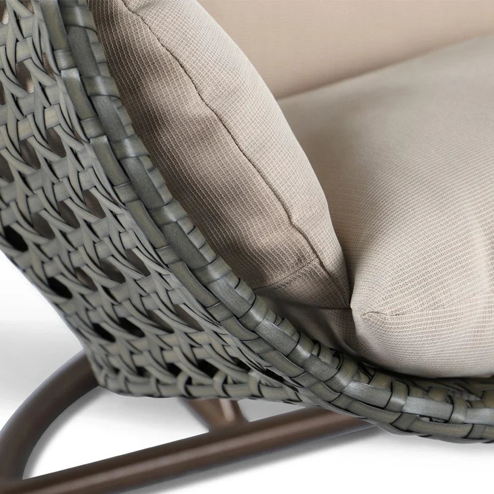 LeisureMod hängender Doppelsitz-Eierstuhl mit Gestell – Outdoor-/Indoor-Hängesessel aus Rattan-Geflecht für Terrasse, Schaukel und Hängeliege mit Polstern