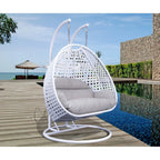 LeisureMod hängender Doppelsitz-Eierstuhl mit Gestell – Outdoor-/Indoor-Hängesessel aus Rattan-Geflecht für Terrasse, Schaukel und Hängeliege mit Polstern