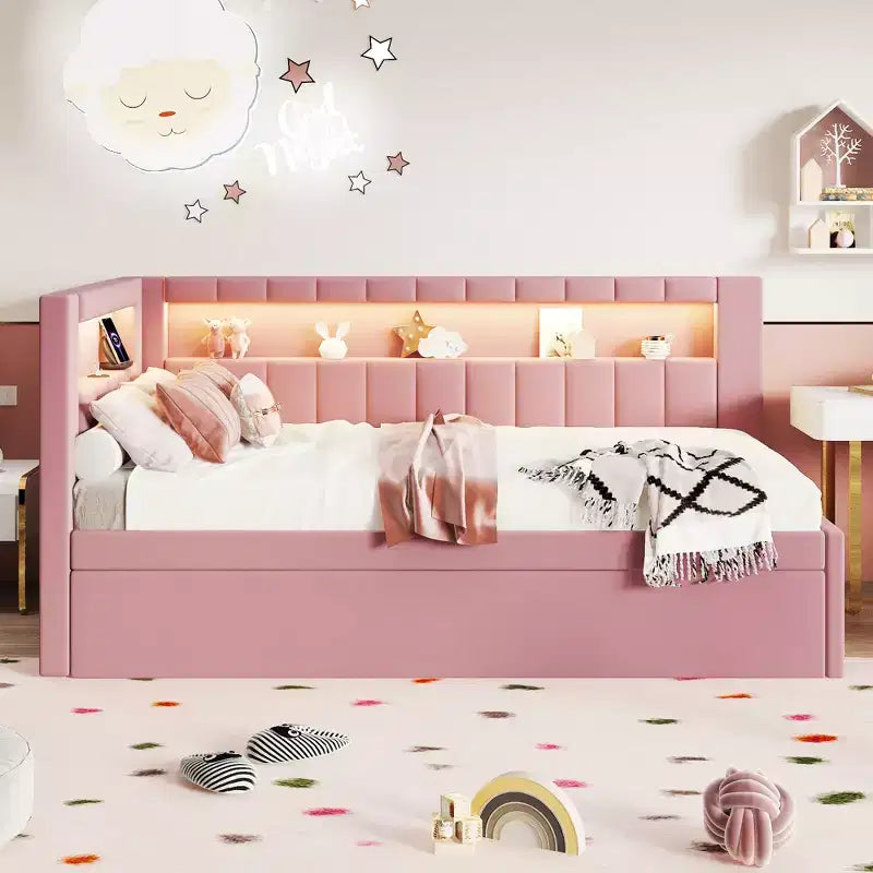 Sodda ta' matul il-jum Twin/Full b'sodda li tinġibed minn taħt u headboard b'librerija f'forma ta' L, sodda tal-kantuniera ratba miksija bil-għażel bi xkafef għall-ħażna u strixxa LED