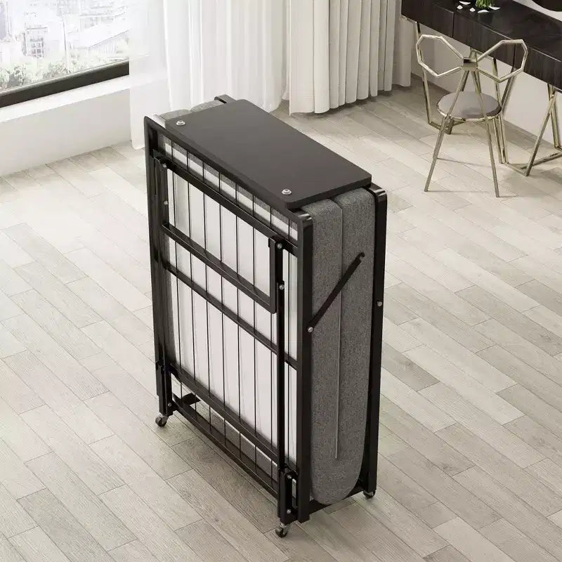 Klappbett mit Matratze, tragbares Gästebett mit 4 Rollen, 4-Schaumstoffmatratzen und Metallrahmen, platzsparendes Rollbett in Kinderbettgröße