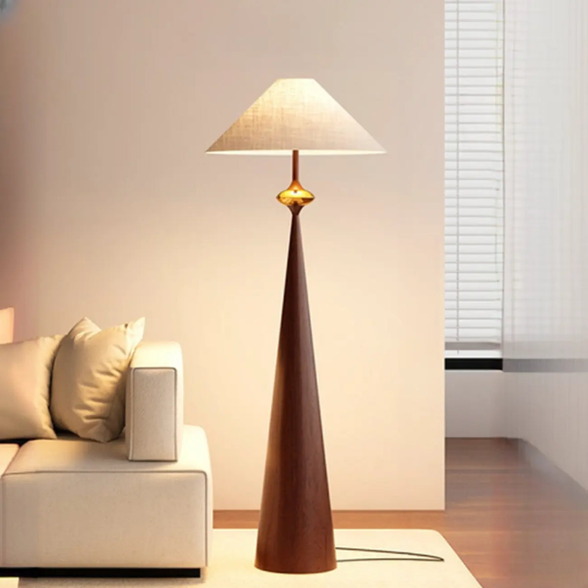 Moderne konisch zulaufende Metall-Stehlampe mit Stoffschirm