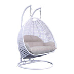 LeisureMod hängender Doppelsitz-Eierstuhl mit Gestell – Outdoor-/Indoor-Hängesessel aus Rattan-Geflecht für Terrasse, Schaukel und Hängeliege mit Polstern