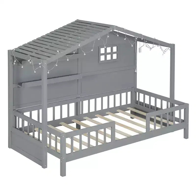 Sodda ta’ daqs Twin f’forma ta’ dar bi xkafef u railings tal-ħażna, qafas tas-sodda Montessori tal-injam għat-tfal b’tieqa u strixxa tad-dawl li tiddi