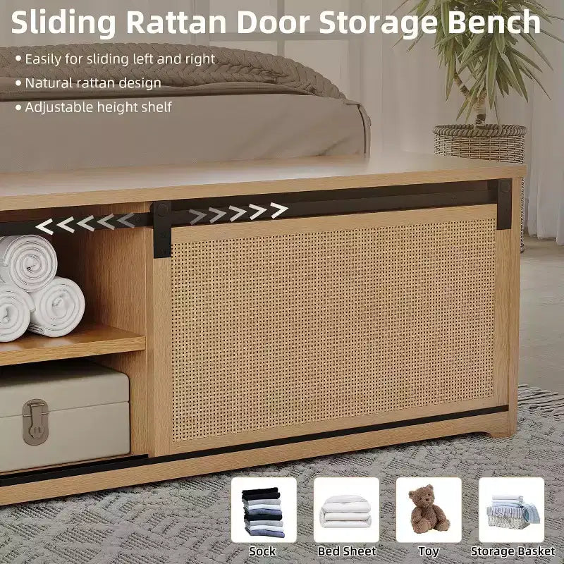 Boho-Landhaus-Bettgestell aus natürlichem Rattan mit Schiebetür-Stauraum im Scheunentorstil und Kopfteil mit LED-Beleuchtung, massive Holzstützbeine.