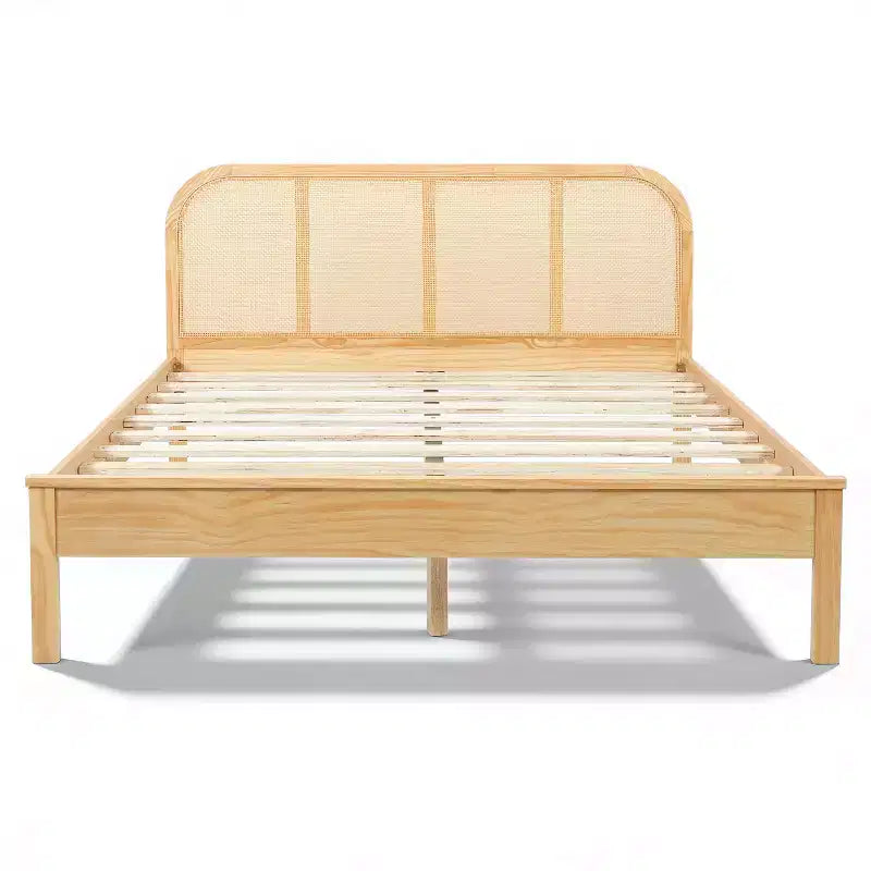 Christopher Knight Home Callahan modernes Boho-Bettgestell aus Holz mit Lattenrost und Rattan-Kopfteil