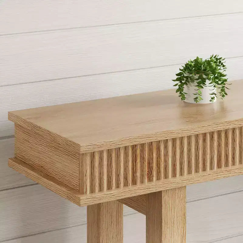 Geribbelde houten consoletafel in landelijke stijl, 2 niveaus met plankopbergruimte, rechthoekige smalle haltafel achter de bank voor hal, gang of woonkamer