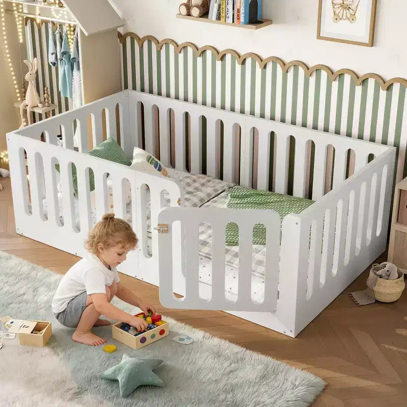 Letto Montessori singolo bianco da pavimento con sponde a recinzione e porta - legno massello, 1 bambino