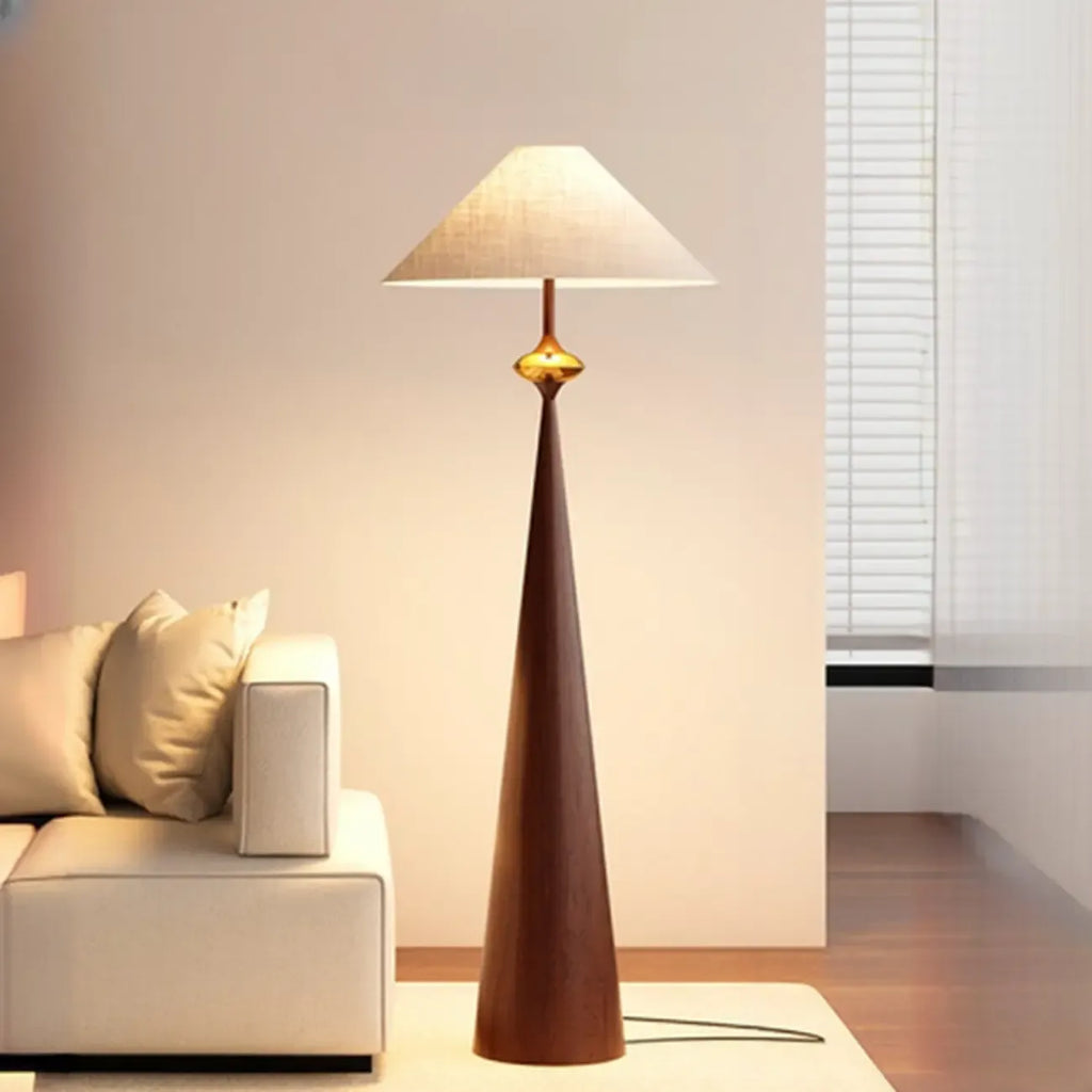 Moderne konisch zulaufende Metall-Stehlampe mit Stoffschirm