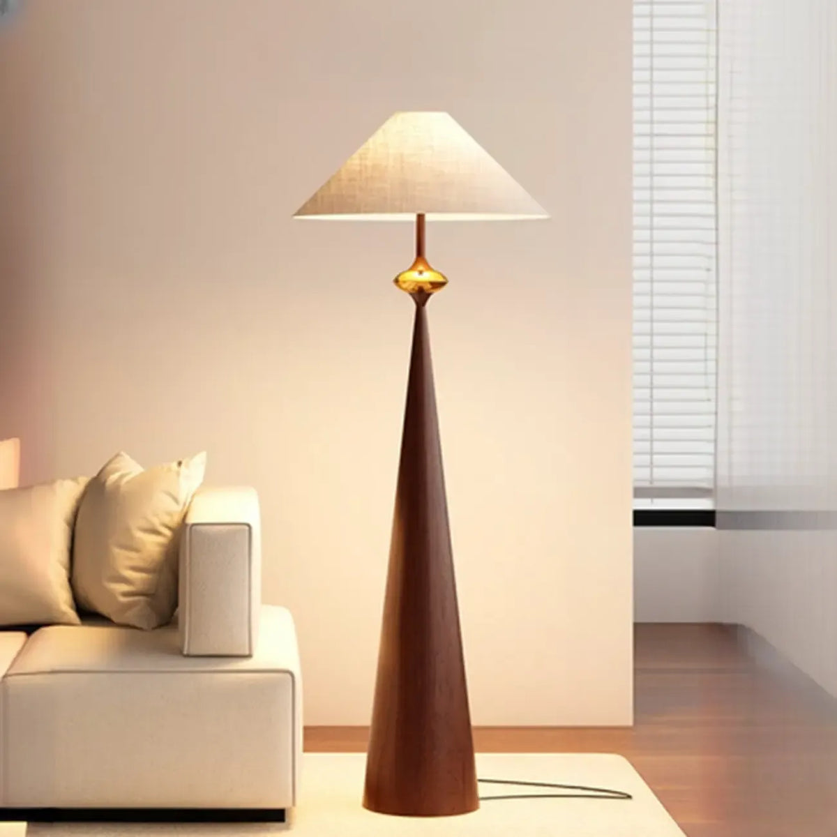 Moderne konisch zulaufende Metall-Stehlampe mit Stoffschirm