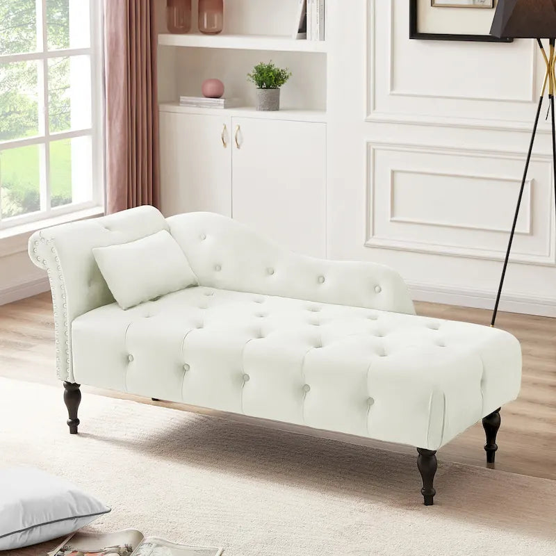 Chaise longue moderna da 60,6" in velluto con bottoni trapuntati, gambe in legno massello e borchie decorative