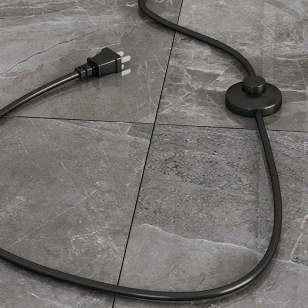 Moderne konisch zulaufende Metall-Stehlampe mit Stoffschirm
