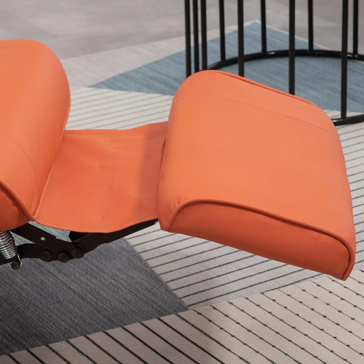 HomCom verstelbare handmatige relaxstoel van imitatieleer met draaivoet en comfortabele, ontspannende voetensteun