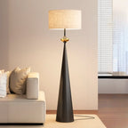 Moderne konisch zulaufende Metall-Stehlampe mit Stoffschirm