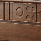 Houten ladekast geïnspireerd op art deco met geometrisch houtsnijwerk