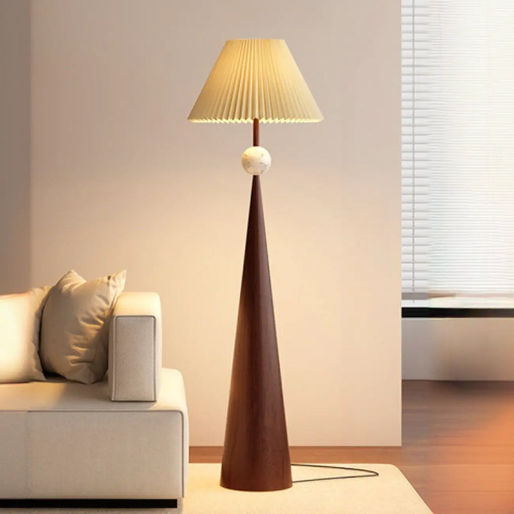 Moderne konisch zulaufende Metall-Stehlampe mit Stoffschirm