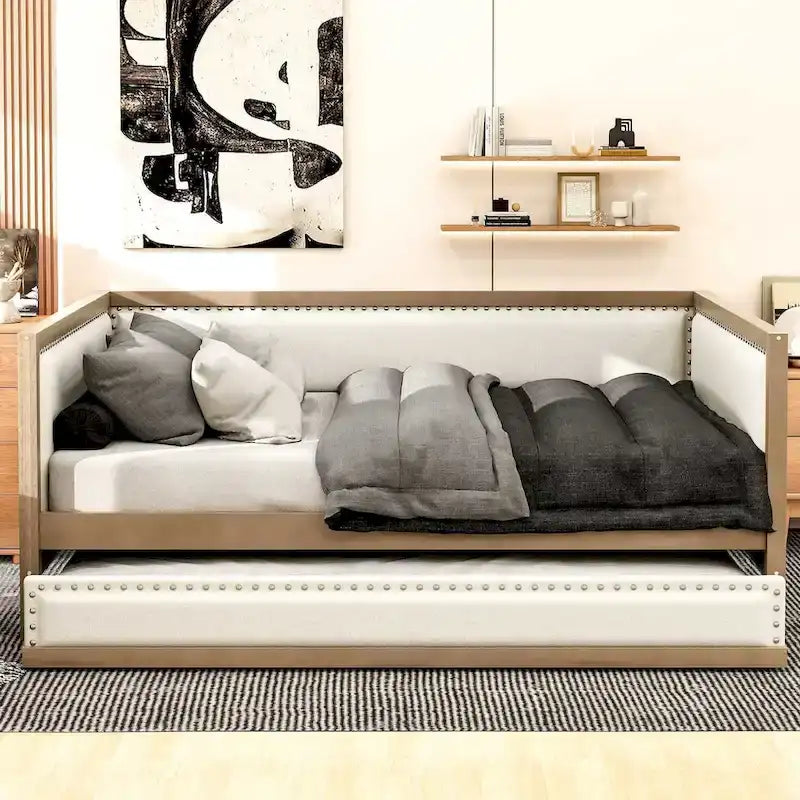 Letto a giorno matrimoniale imbottito in lino color legno con rotelle singole, finiture con borchie