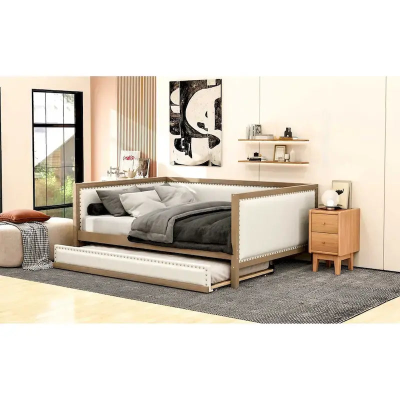 Letto a giorno matrimoniale imbottito in lino color legno con rotelle singole, finiture con borchie