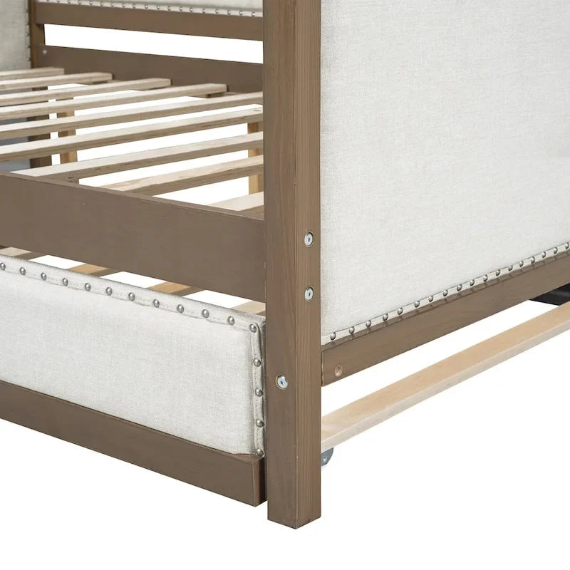 Letto a giorno matrimoniale imbottito in lino color legno con rotelle singole, finiture con borchie
