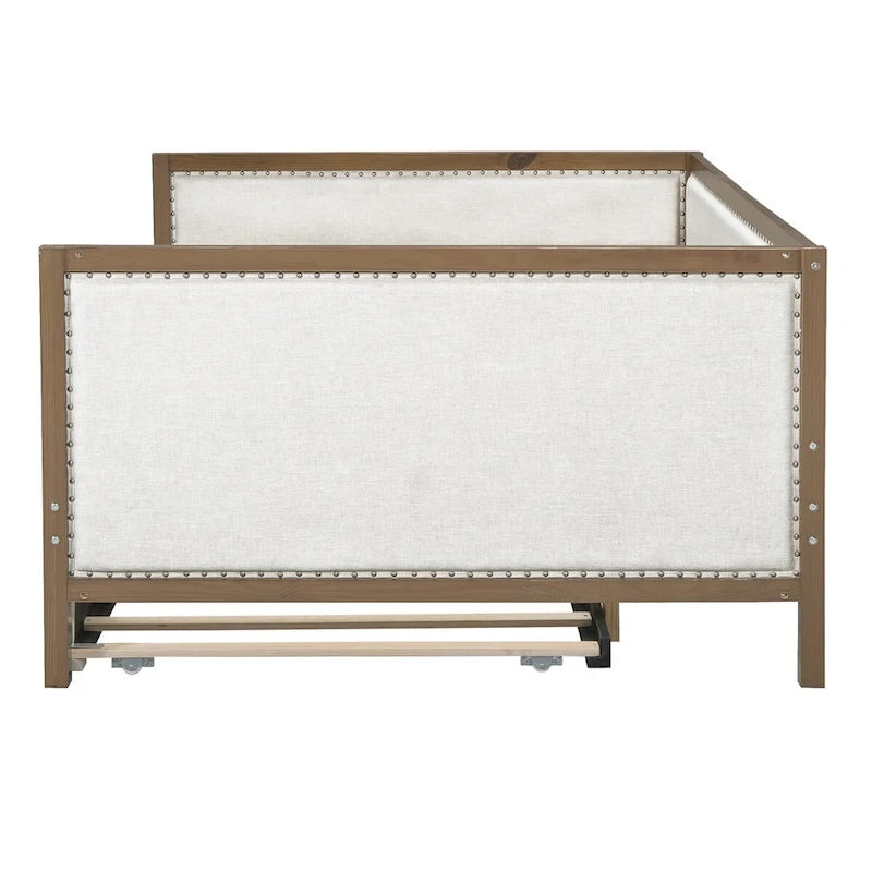 Letto a giorno matrimoniale imbottito in lino color legno con rotelle singole, finiture con borchie