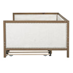 Letto a giorno matrimoniale imbottito in lino color legno con rotelle singole, finiture con borchie