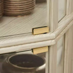 Eck-Vitrinenschrank mit Glastüren und Einlegeböden, Eckvitrine für das Wohnzimmer