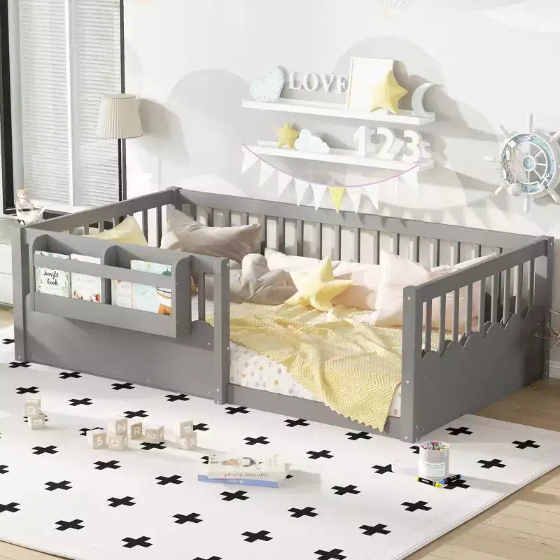Letto a terra per bambini Bellemave con sponda rialzata e libreria, struttura in legno per letto singolo Montessori per bambine e bambini
